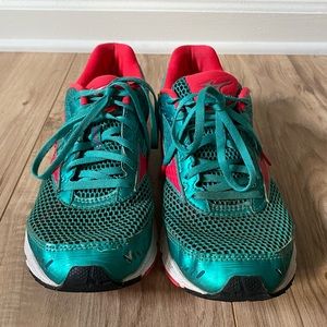 Mizuno Athletic Shoes in Teal and Red